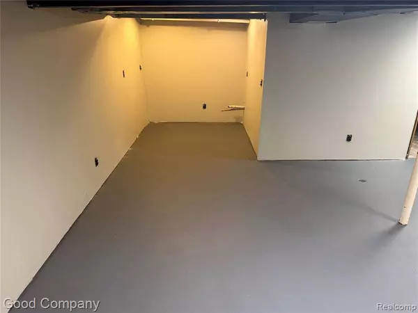 5584 N Adams Way, Bloomfield Hills, MI 48302