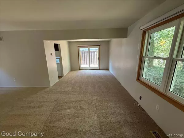 5584 N Adams Way, Bloomfield Hills, MI 48302