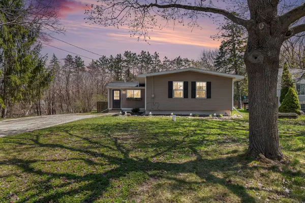 320 Alewa Dr NW, Grand Rapids, MI 49504-5878