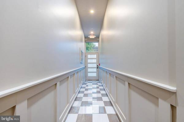 903 CORINTHIAN AVE #C, Philadelphia, PA 19130