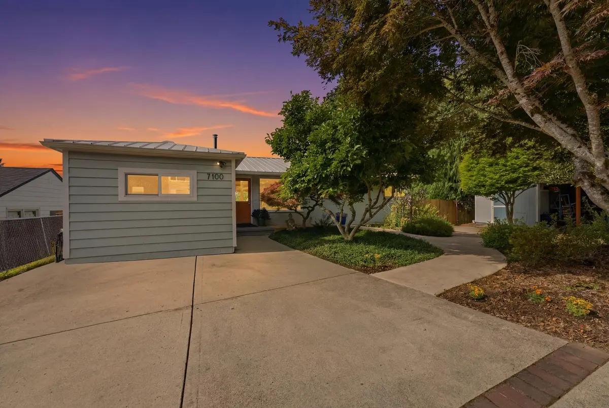 7100 SE Harrison Ct, Portland, OR 97215-4036
