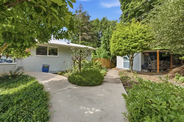 7100 SE Harrison Ct, Portland, OR 97215-4036