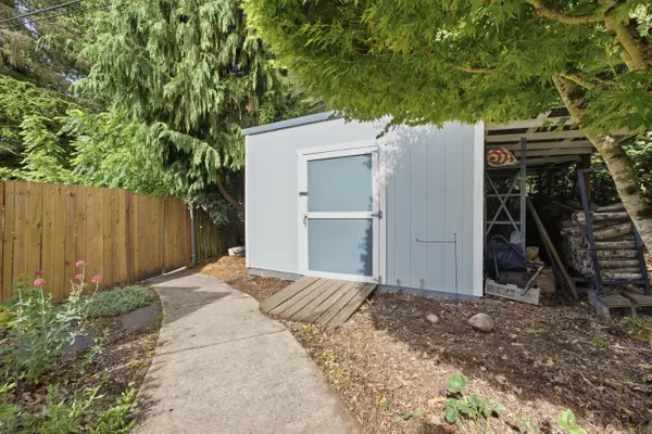 7100 SE Harrison Ct, Portland, OR 97215-4036
