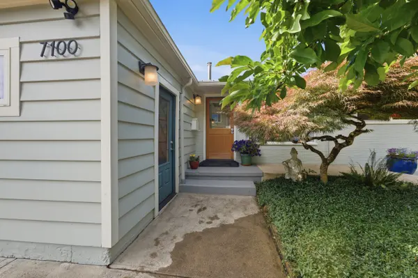 7100 SE Harrison Ct, Portland, OR 97215-4036
