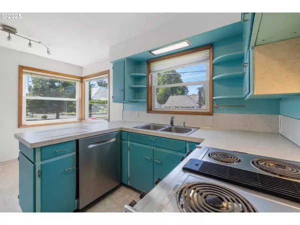 136 SE 85TH AVE, Portland, OR 97216