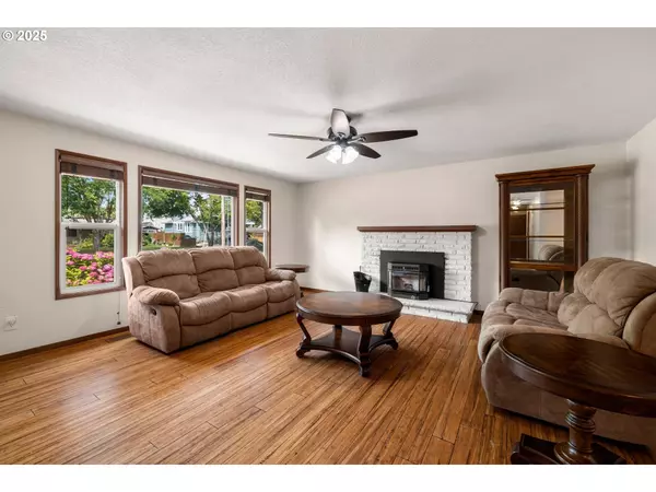 102 E 5TH ST, Newberg, OR 97132