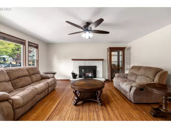 102 E 5TH ST, Newberg, OR 97132