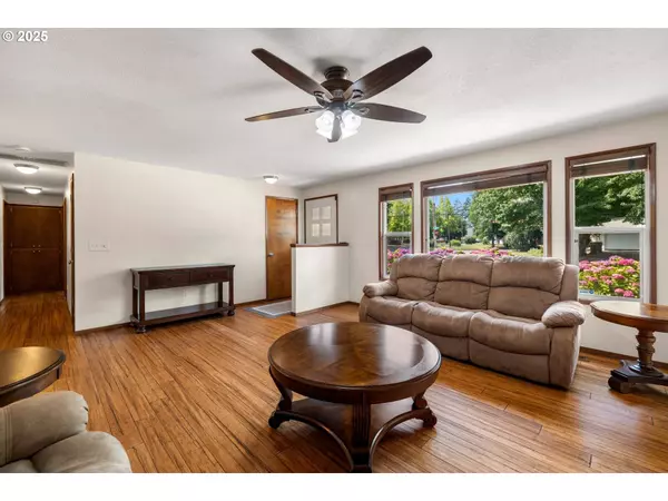 102 E 5TH ST, Newberg, OR 97132