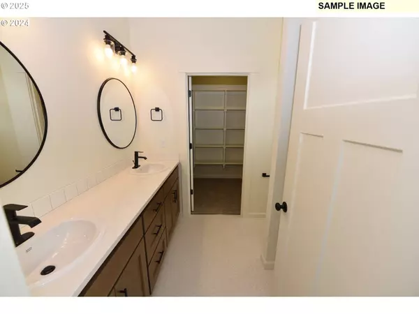 845 OAKLEAF WAY, Silverton, OR 97381