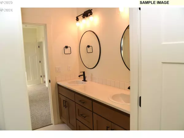 845 OAKLEAF WAY, Silverton, OR 97381