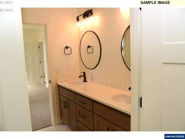 845 Oakleaf Wy, Silverton, OR 97381-2536