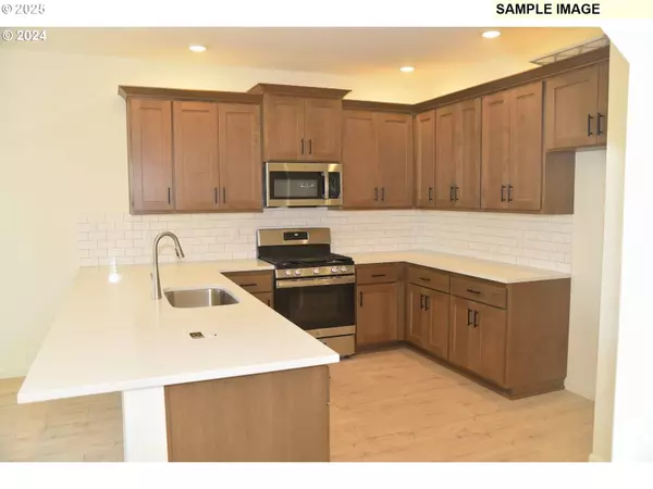 845 OAKLEAF WAY, Silverton, OR 97381