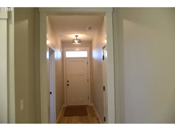 855 OAKLEAF WAY, Silverton, OR 97381