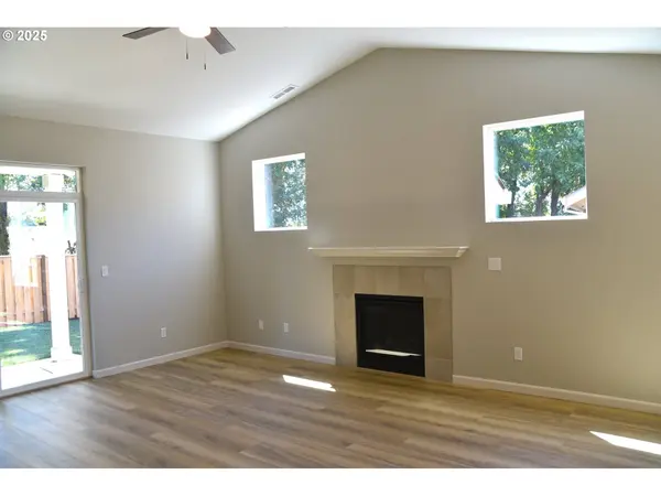 855 OAKLEAF WAY, Silverton, OR 97381