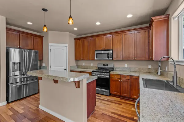 2874 NE Jackdaw Dr, Bend, OR 97701-7715