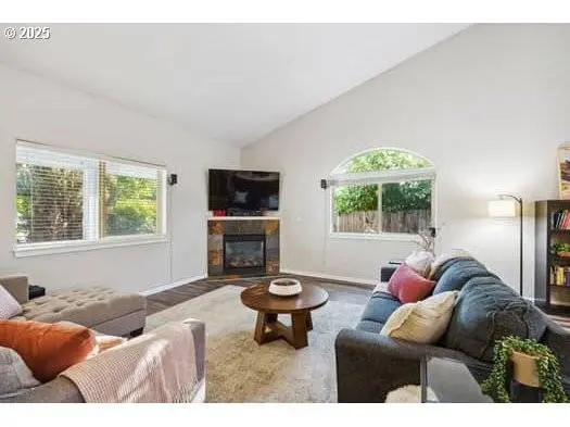 1230 W FAIRVIEW DR, Springfield, OR 97477