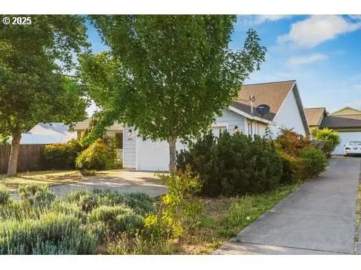 1230 W FAIRVIEW DR, Springfield, OR 97477