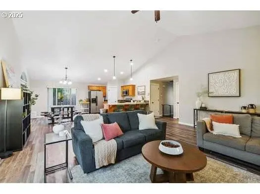 1230 W FAIRVIEW DR, Springfield, OR 97477