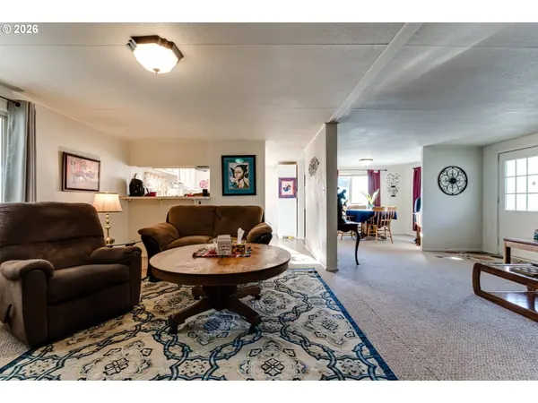 1400 CANDLELIGHT DR, Eugene, OR 97402