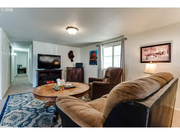 1400 CANDLELIGHT DR, Eugene, OR 97402