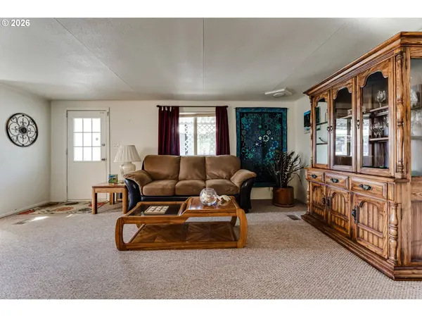 1400 CANDLELIGHT DR, Eugene, OR 97402