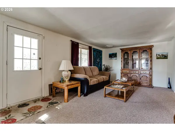 1400 CANDLELIGHT DR, Eugene, OR 97402