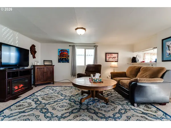 1400 CANDLELIGHT DR, Eugene, OR 97402