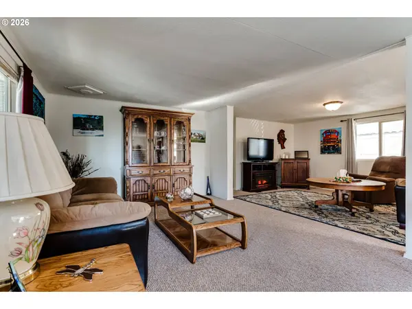 1400 CANDLELIGHT DR, Eugene, OR 97402
