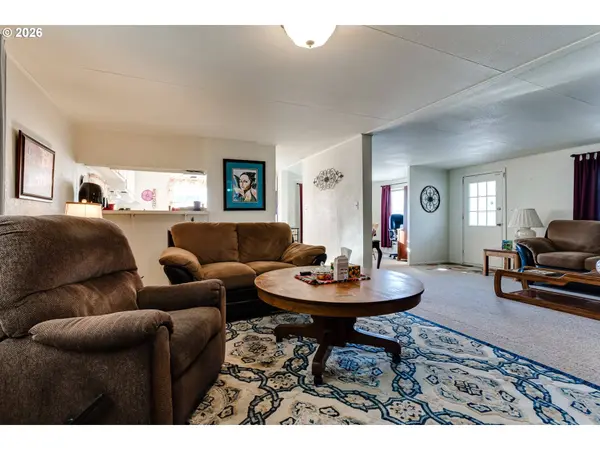 1400 CANDLELIGHT DR, Eugene, OR 97402