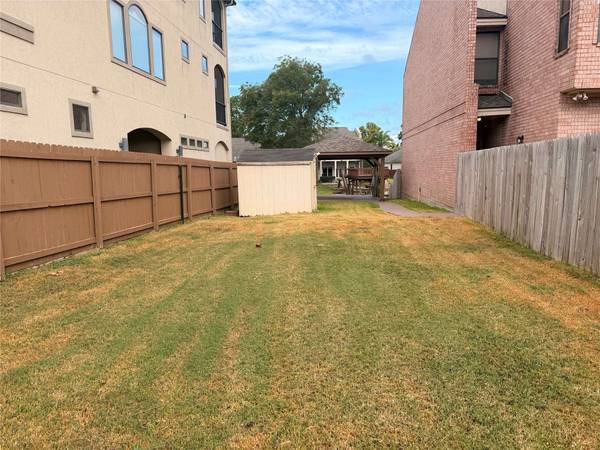 721 Paradise LN, Montgomery, TX 77356