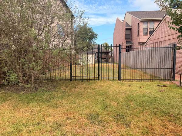 721 Paradise LN