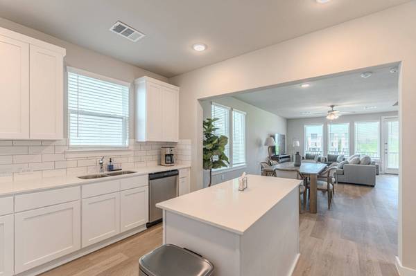 494 S Centro CIR #A, Shenandoah, TX 77385