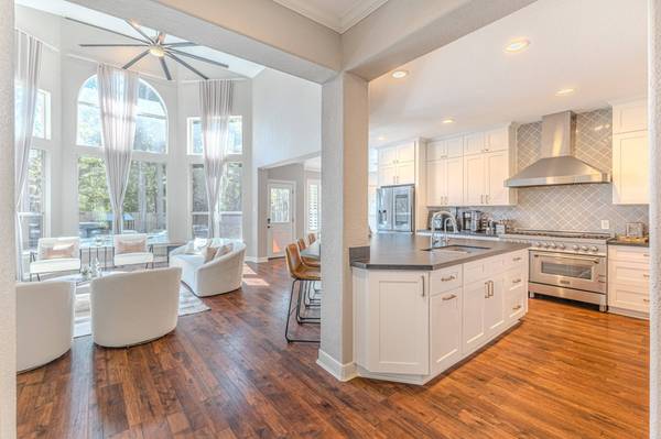 2 Graylin Woods PL, The Woodlands, TX 77382