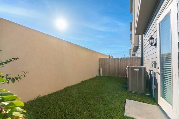 498 S Centro CIR #A, Shenandoah, TX 77385