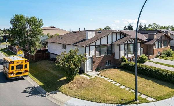 216 Templevale RD Northeast, Calgary, AB T1Y 4W2
