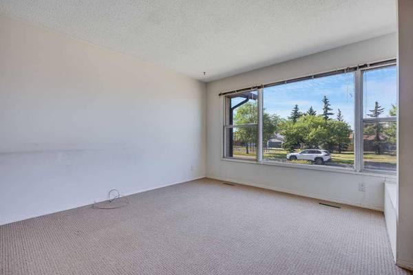 216 Templevale RD Northeast, Calgary, AB T1Y 4W2