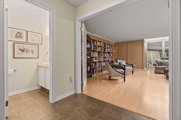 1220 Prominence WAY SW #6, Calgary, AB T3H 2B3