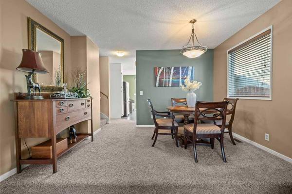 15 Beacham Rise NW, Calgary, AB T3K 1S1