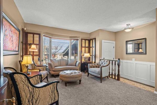 15 Beacham Rise NW, Calgary, AB T3K 1S1