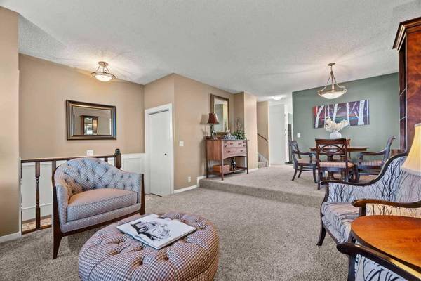 15 Beacham Rise NW, Calgary, AB T3K 1S1