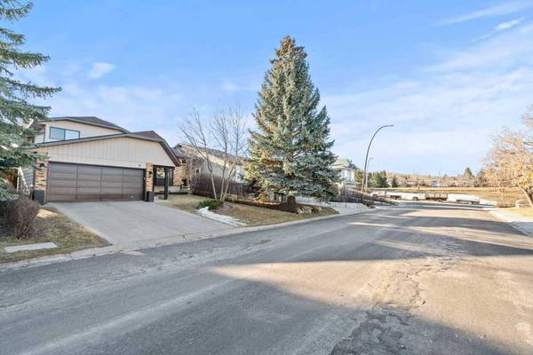 15 Beacham Rise NW, Calgary, AB T3K 1S1