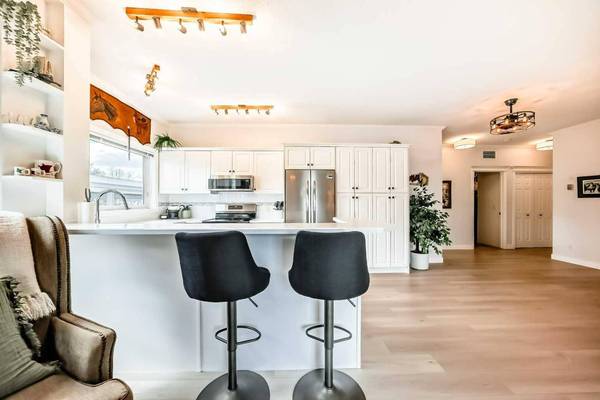 15 Lineham AVE #101, Okotoks, AB T1S 1Z3