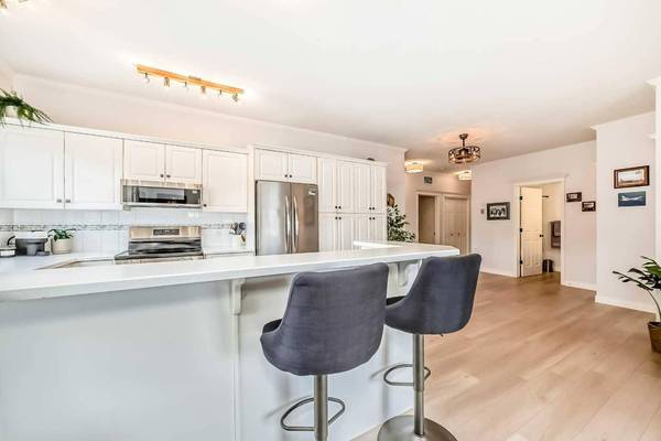 15 Lineham AVE #101, Okotoks, AB T1S 1Z3