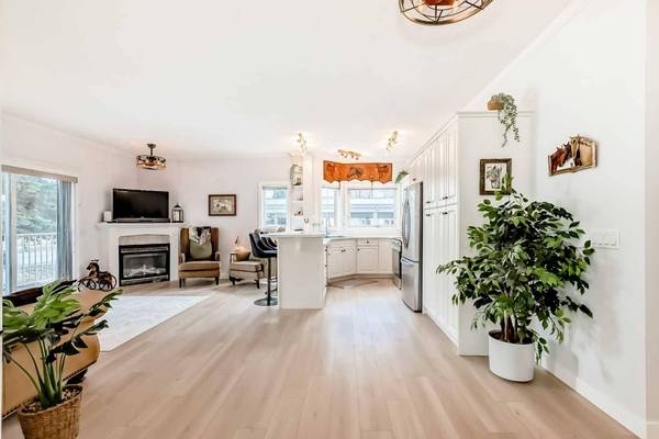 15 Lineham AVE #101, Okotoks, AB T1S 1Z3