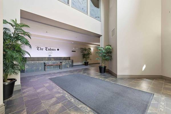 60 Sierra Morena LNDG SW #113, Calgary, AB T3H 5H1