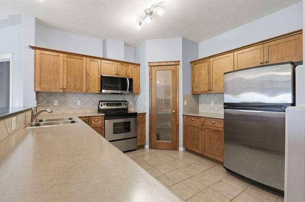 60 Sierra Morena LNDG SW #113, Calgary, AB T3H 5H1