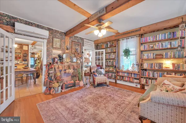 13 E MAPLE AVE, Myerstown, PA 17067