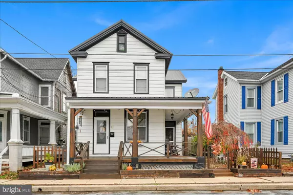 13 E MAPLE AVE, Myerstown, PA 17067