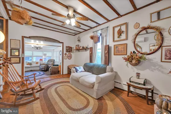 13 E MAPLE AVE, Myerstown, PA 17067