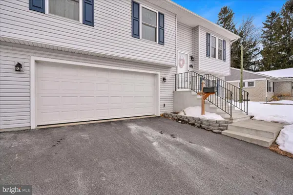 213 W MAPLE AVE, Myerstown, PA 17067